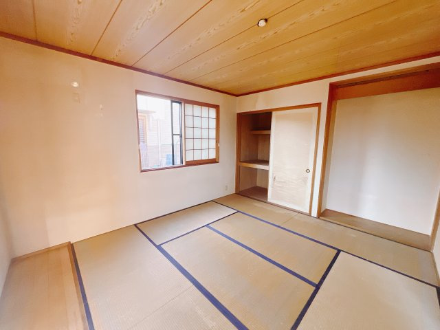 【中古戸建】太田市緑町の和室|■1階和室｜「続き間の和室」は子育て世代にこそ適しています。お子様のお昼寝スペースや、洗濯物をたたむのに便利です。客間やリビングの延長としても使えます。