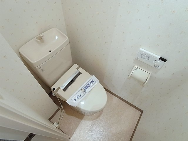 アネシスコート門口のトイレ|温水洗浄便座も完備