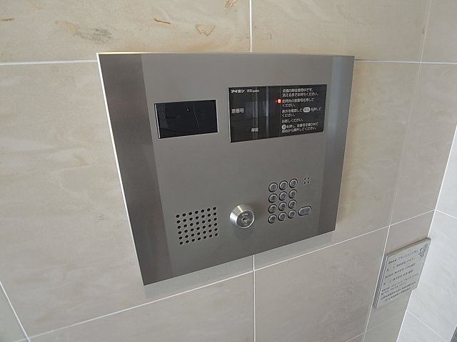 アネシスコート門口のセキュリティ|ＴＶモニター連動のオートロック