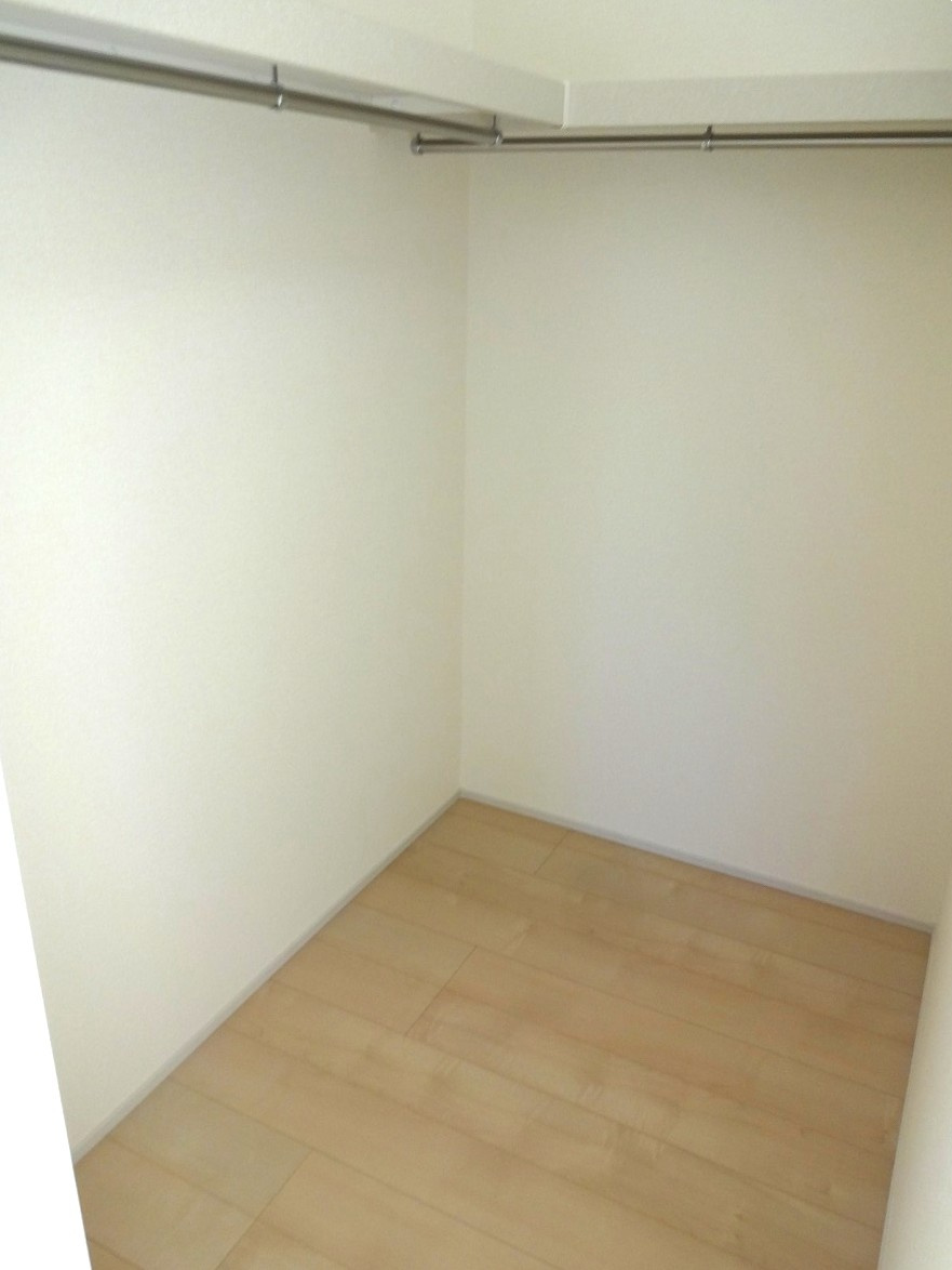 リーブルガーデン  小美玉市上玉里第2　1の収納|ウォークインクローゼットは自由度の高い収納スペース。服だけでなく、帽子やバッグなどもまとめて管理することができます。おしゃれが楽しくなりますね♪