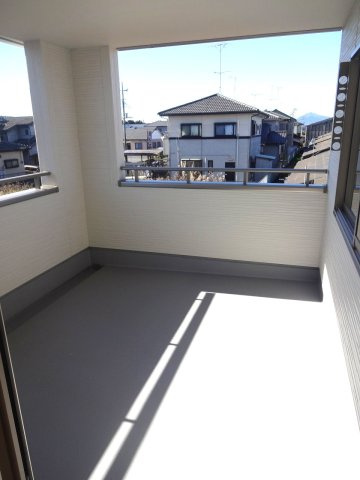 リーブルガーデン  小美玉市上玉里第2　1のバルコニー|インナーバルコニーは洗濯物外干し派の強い味方！天気が変わりやすい季節の外出も安心です。外出が難しい日に出るだけでも気分転換になる、嬉しいスペースです。