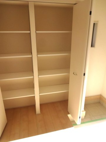 リーブルガーデン  小美玉市上玉里第2　1の玄関|たっぷり入る玄関収納です！扉の中は可動棚ですので、用途に合わせて高さを自由に変えることができます。