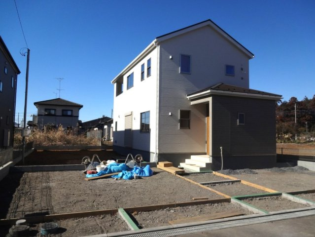 リーブルガーデン  小美玉市上玉里第2　1の駐車場|駐車場は十分なスペース。ご家族それぞれが車をご所有の場合や、来客の際も安心です。
内覧可能です。ご予約はHPから、またお電話でもお気軽にどうぞ。