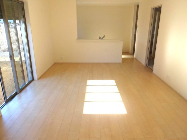 リーブルガーデン  小美玉市上玉里第2　1の居間・リビング|日差しあふれる明るいLDKです。インテリアショップで見掛けた「あの家具」も映えるかも！お気に入りの空間が寛ぎの時間を生み出します。