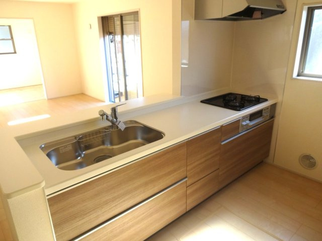 リーブルガーデン  小美玉市上玉里第2　1のキッチン|キッチンからリビング全体が見渡せます。料理を作ることも、後片付けも、家族皆でまるごと楽しんでしまいましょう！会話がはずむ対面キッチンです。