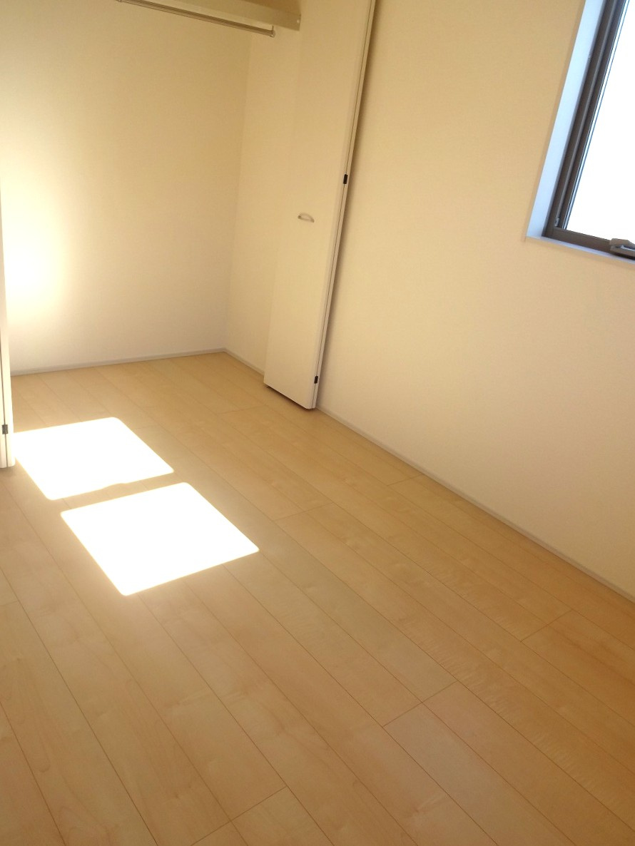 リーブルガーデン  小美玉市上玉里第2　1の洋室|折戸を開くと壁面クローゼット。衣類が横一列に並ぶためひと目で洋服が選びやすい！衣類をたくさんお持ちの方もスッキリ片付きます♪