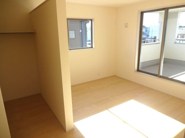 リーブルガーデン  小美玉市上玉里第2　1の洋室|ウォークインクローゼットを配備した洋室。バルコニーに面しておりますので、洗濯して乾いた衣類をすぐにしまえるのも便利です。