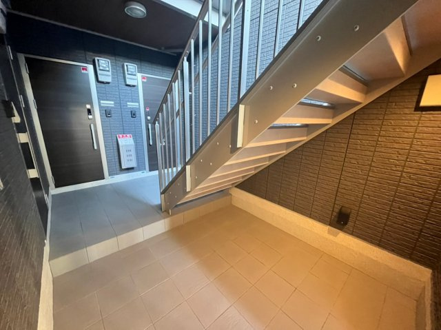 LAUREUS　KUGA（ローレウス陸）のエントランス