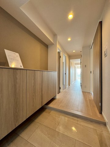 日光ハイツ香里第五の玄関|シューズボックス付きで玄関もすっきりです！