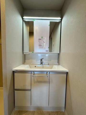 日光ハイツ香里第五の独立洗面台|リフォーム済みの明るい洗面化粧台。
洗面台下は日用品もたっぷり収納可能です！
