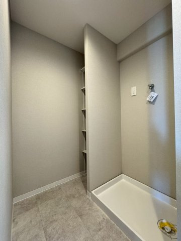 日光ハイツ香里第五のランドリースペース|可動棚付きで日用品のストックの収納にも便利です！
広さのある洗面室です。