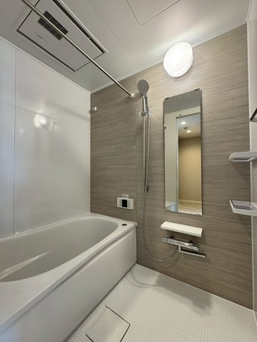 日光ハイツ香里第五の浴室|ゆったり足を延ばしてくつろげる広さのある浴室です。
浴室乾燥機付きで雨の日や冬の洗濯物に大活躍です。