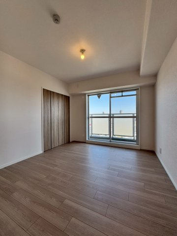 日光ハイツ香里第五の洋室|約6.6帖。バルコニー付きの洋室。全居室明るく風通しの良いお部屋です！