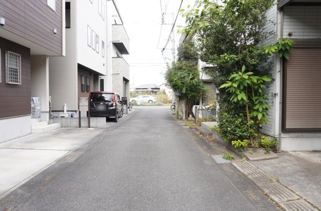 越谷市大字恩間 中古戸建の前面道路含む現地写真