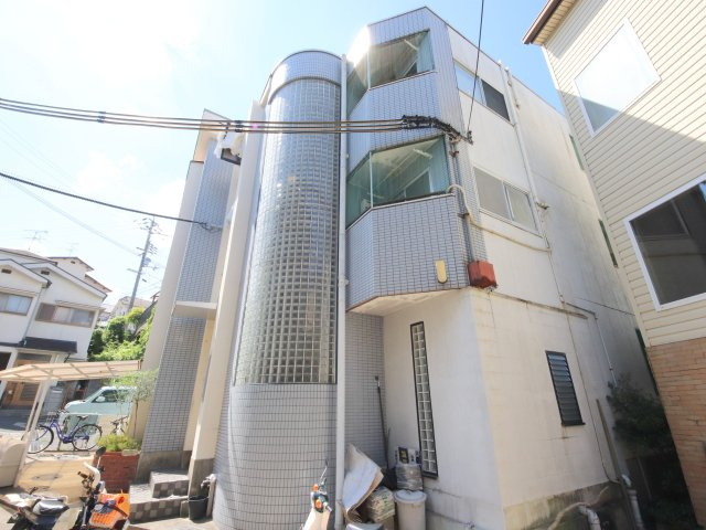 シャルマンハイツ生駒の外観