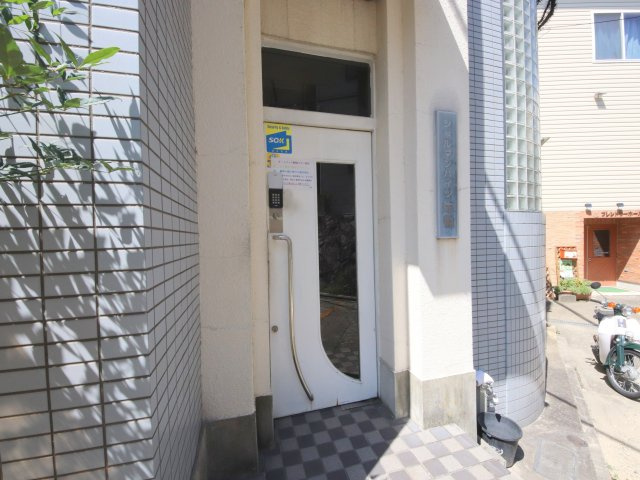 シャルマンハイツ生駒のエントランス