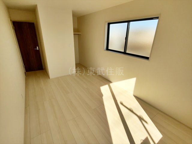 【寝室】 | 狭山市東三ツ木第２　全3棟　1号棟 | 2階南東側7.5帖洋室　主寝室としてお使いいただけます