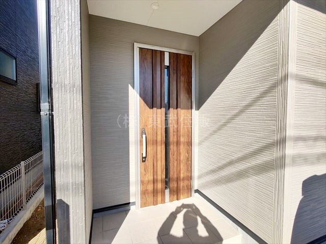 【玄関】 | 狭山市東三ツ木第２　全3棟　1号棟 | 落ち着いた雰囲気の玄関です