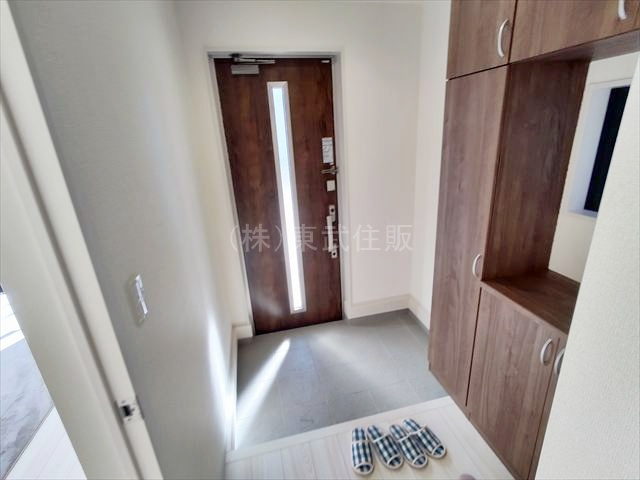 【玄関】 | 狭山市東三ツ木第２　全3棟　1号棟 | 明るい玄関です