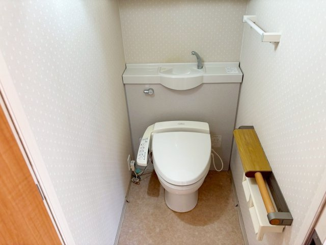 エクセルシティ三宮イメージファクトリーのトイレ|温水洗浄便座と手洗い付きのトイレ