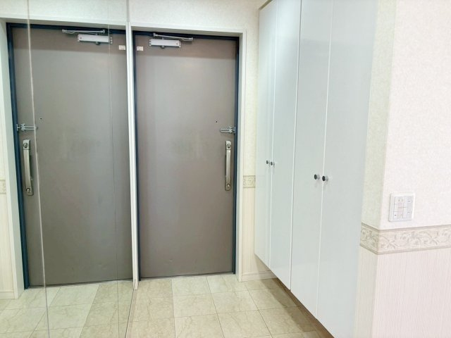 エクセルシティ三宮イメージファクトリーの玄関|大きなミラーがあり、とても広く感じられます