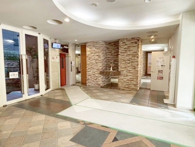 エクセルシティ三宮イメージファクトリーのエントランス|エントランスはオートロックで、防犯カメラも有り、エレベーターの様子も確認できます