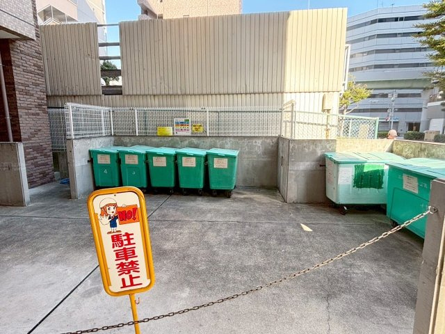 エクセルシティ三宮イメージファクトリーのその他共用部分|敷地内にごみ置き場があり、通勤時にパッとごみ出しができ大変便利です