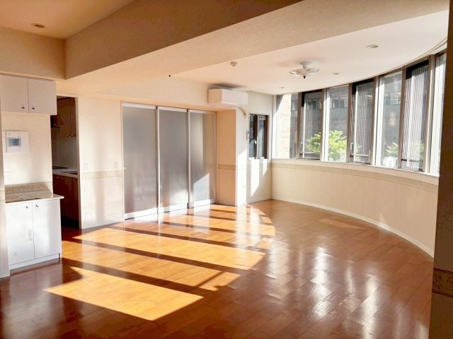 エクセルシティ三宮イメージファクトリーの居間・リビング|アールの形状が印象的なお部屋