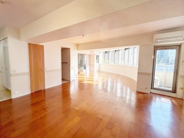 エクセルシティ三宮イメージファクトリーの居間・リビング|ペット飼育可（規約あり）、オール電化・床暖房完備
アトリエやセカンドハウスなど多用途に利用でき、高いポテンシャルを備えています