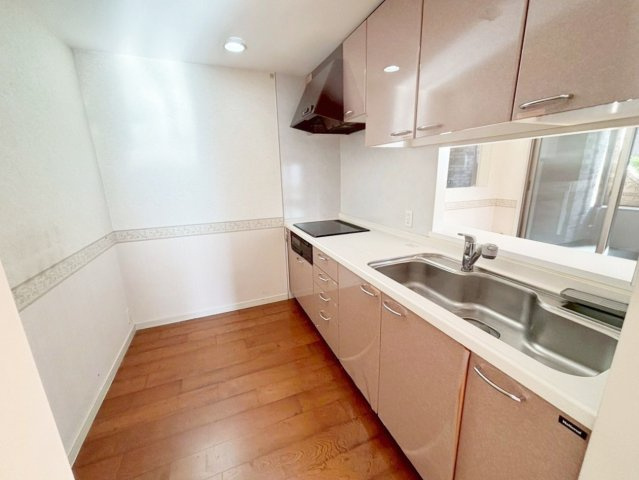 エクセルシティ三宮イメージファクトリーのキッチン|IHクッキングヒーターと大容量の収納を備えたシステムキッチン