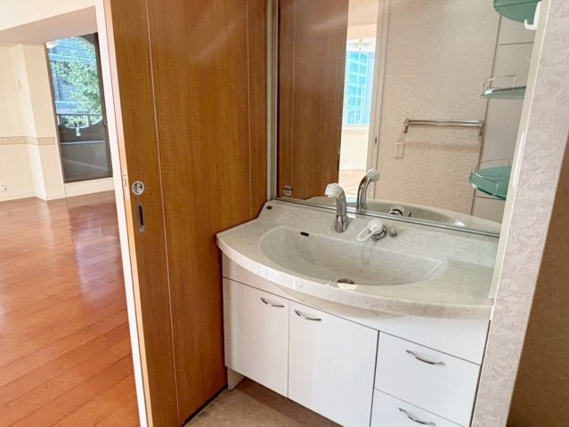 エクセルシティ三宮イメージファクトリーの独立洗面台|洗濯機置場とリネン庫を備えた洗面室