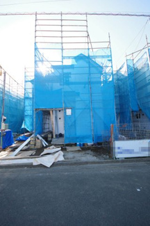 【前面道路含む現地写真】 | 【仲介手数料無料！！】府中市住吉町3丁目　新築戸建て（全7棟）C号棟　5590万円 | 北側は現況、駐車場になっております。