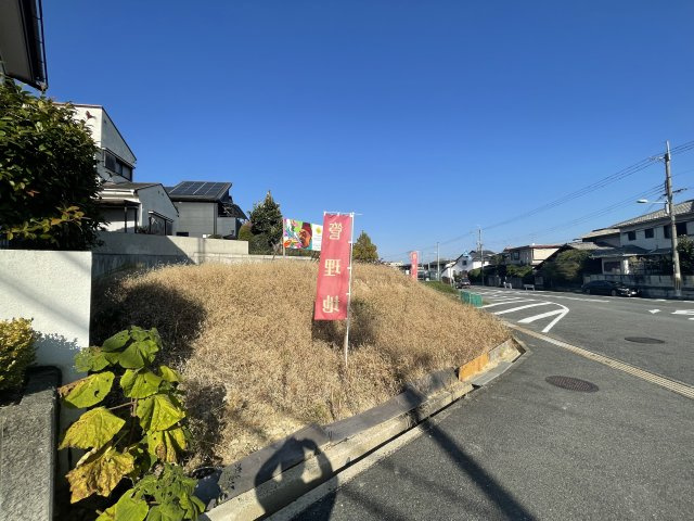 香里ヶ丘11丁目　売地（建築条件なし）の前面道路含む現地写真