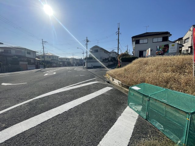 香里ヶ丘11丁目　売地（建築条件なし）の前面道路含む現地写真