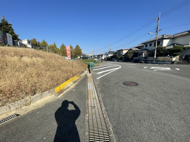 香里ヶ丘11丁目　売地（建築条件なし）の前面道路含む現地写真