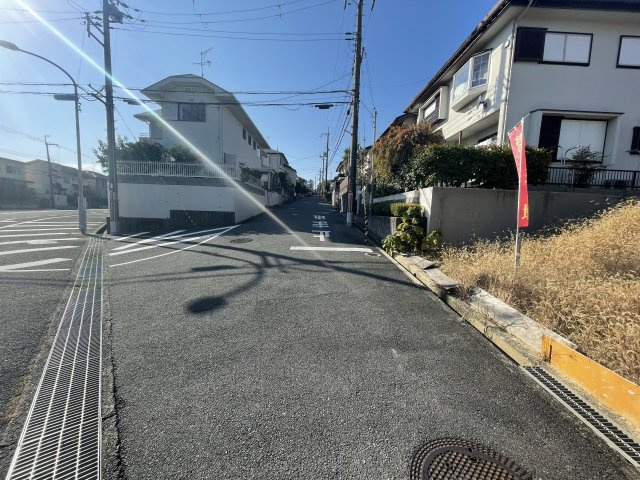 香里ヶ丘11丁目　売地（建築条件なし）の前面道路含む現地写真