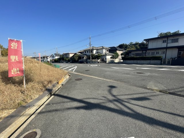 香里ヶ丘11丁目　売地（建築条件なし）の前面道路含む現地写真