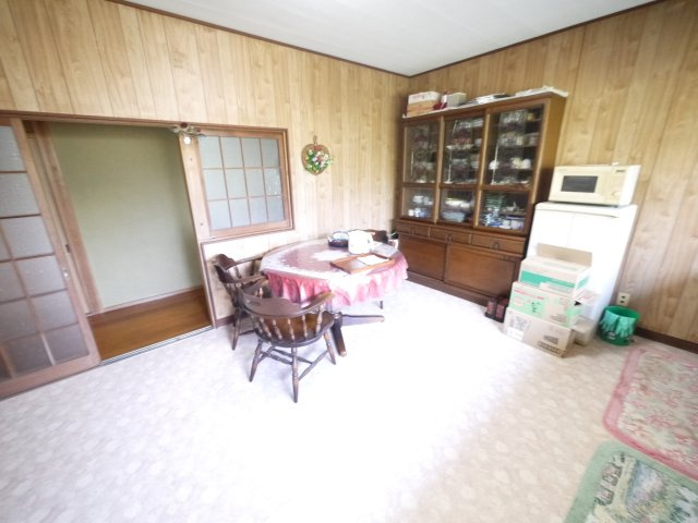 茂原市本納　平家中古戸建の居間・リビング|敷地約778坪お庭でドックランやバーベキューが可能です５LDK平家一部農地畑あり自然豊かな閑静な立地