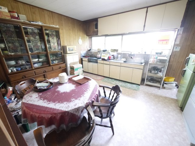 茂原市本納　平家中古戸建の居間・リビング|敷地約778坪お庭でドックランやバーベキューが可能です５LDK平家一部農地畑あり自然豊かな閑静な立地