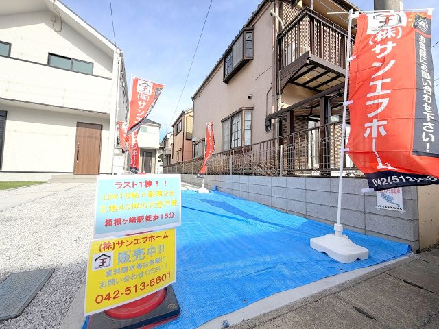 箱根ヶ崎東松原　全3棟の駐車場