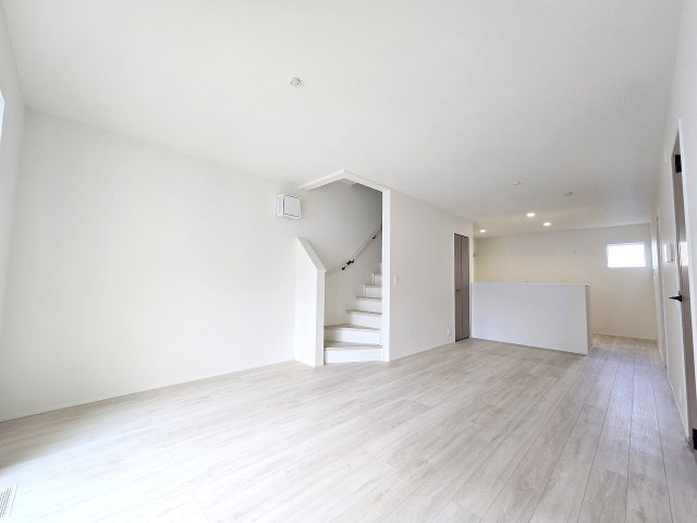 箱根ヶ崎東松原　全3棟の居間・リビング