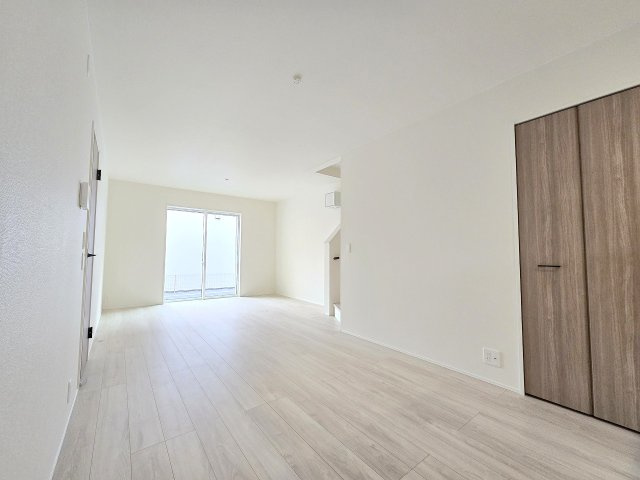 箱根ヶ崎東松原　全3棟の居間・リビング