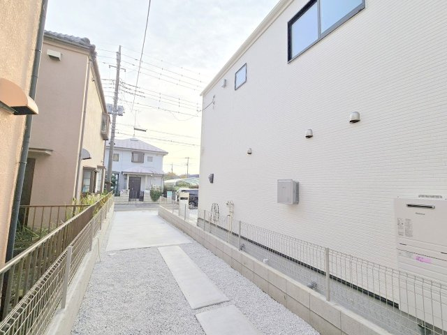 箱根ヶ崎東松原　全3棟の駐車場