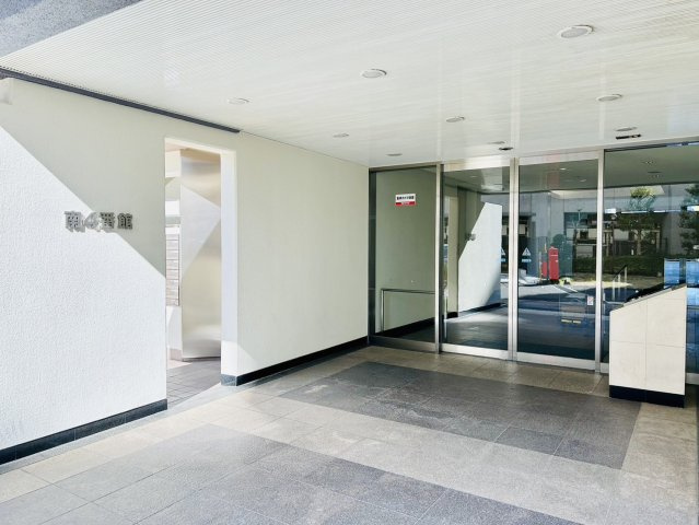 アクアパークCITY岸和田南4番館のエントランス|大規模オートロックマンションのため防犯面◎