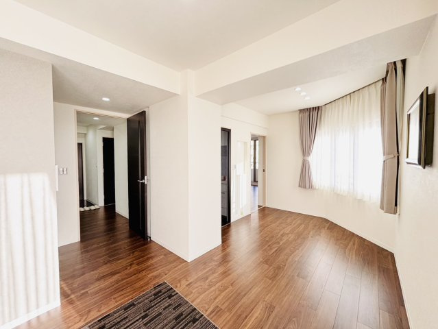 アクアパークCITY岸和田南4番館の居間・リビング