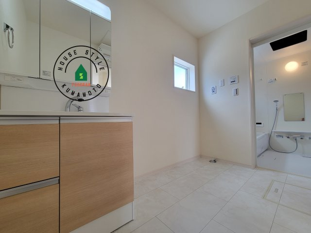 熊本市東区長嶺東第6₋3棟(1号棟)の内観：施工例|ゆとりの洗面スペースで朝の身支度もスムーズに。暮らしを快適に変えるシャワー付洗面台です！