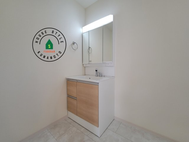 熊本市東区長嶺東第6₋3棟(1号棟)の内観：施工例|毎日使うものだから清潔な空間を保ちたい水回り。洗面にはそんな願いを解消させてくれる収納アイデアが満載です。三面鏡の裏側にはキャビネットが現れ小物から背の高い物まで収納できます。