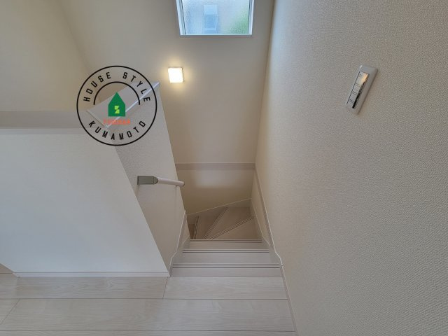 熊本市東区長嶺東第6₋3棟(1号棟)の内観：施工例|＜手すり付階段＞手すりがないと階段の昇り降りで危険なことはもちろん、壁に手をつきながら歩くことで壁紙が汚れやすくなります。すべての方に快適に昇り降りしていただくため、手すりを設置しました。