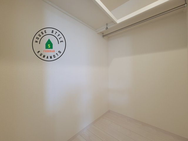 熊本市東区長嶺東第6₋3棟(1号棟)の内観：施工例|洋服や大きな荷物が多い方や人数の多いご家族などは、一般的なクローゼットよりもウォークインクローゼットのほうが使い勝手が良いです。