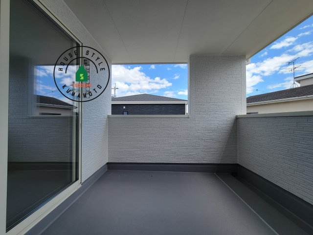 熊本市東区長嶺東第6₋3棟(1号棟)の外観：施工例|風をしっかりと感じられるバルコニーでは、毎日が洗濯日和です。広々としているので洗濯も楽しくなるでしょうし、気分転換にバルコニーからの眺めを楽しむのもいいでしょう。